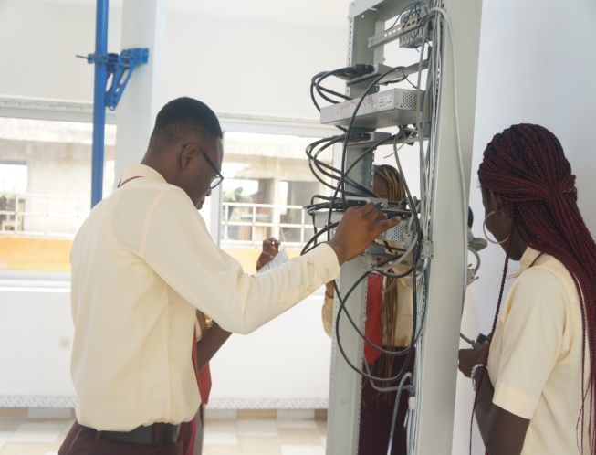 Techniciens IROMBI-ELECTRONET intervenant sur une installation réseau